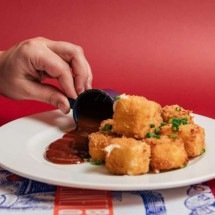 Bar incentiva consumo de vinho na calçada com petiscos - Studio Tertúlia/Divulgação