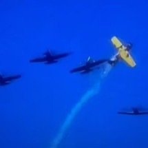 Aeronaves se chocam no ar durante festival e piloto morre - Reprodução/ Twitter @QuickNewsAlerts
