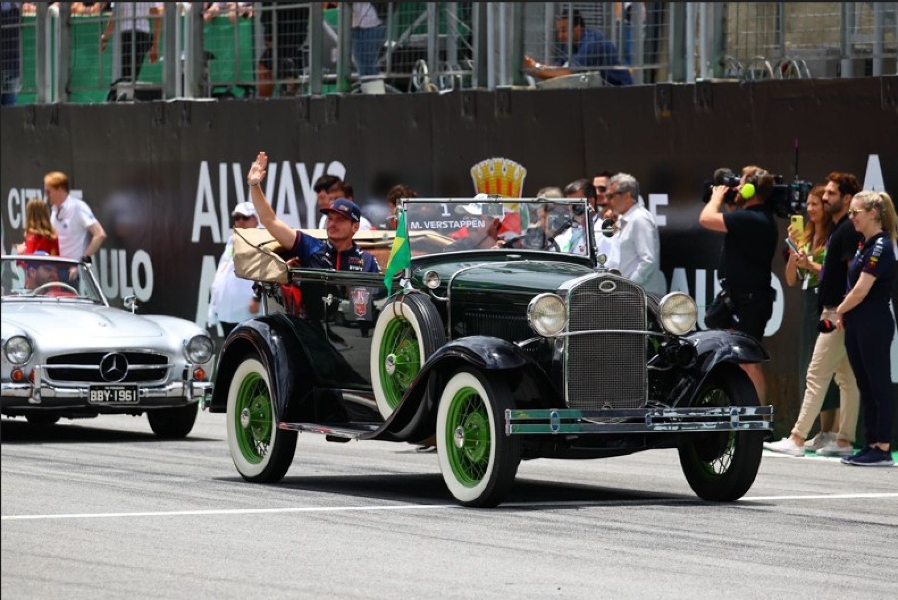 Carros antigos que participaram de desfile no GP Brasil serão exibidos no 9º Encontro Brasileiro de Autos Antigos