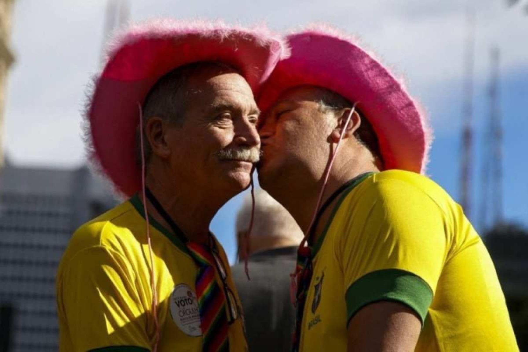 Parada LGBT+ de São Paulo reúne multidão nas cores verde e amarelo