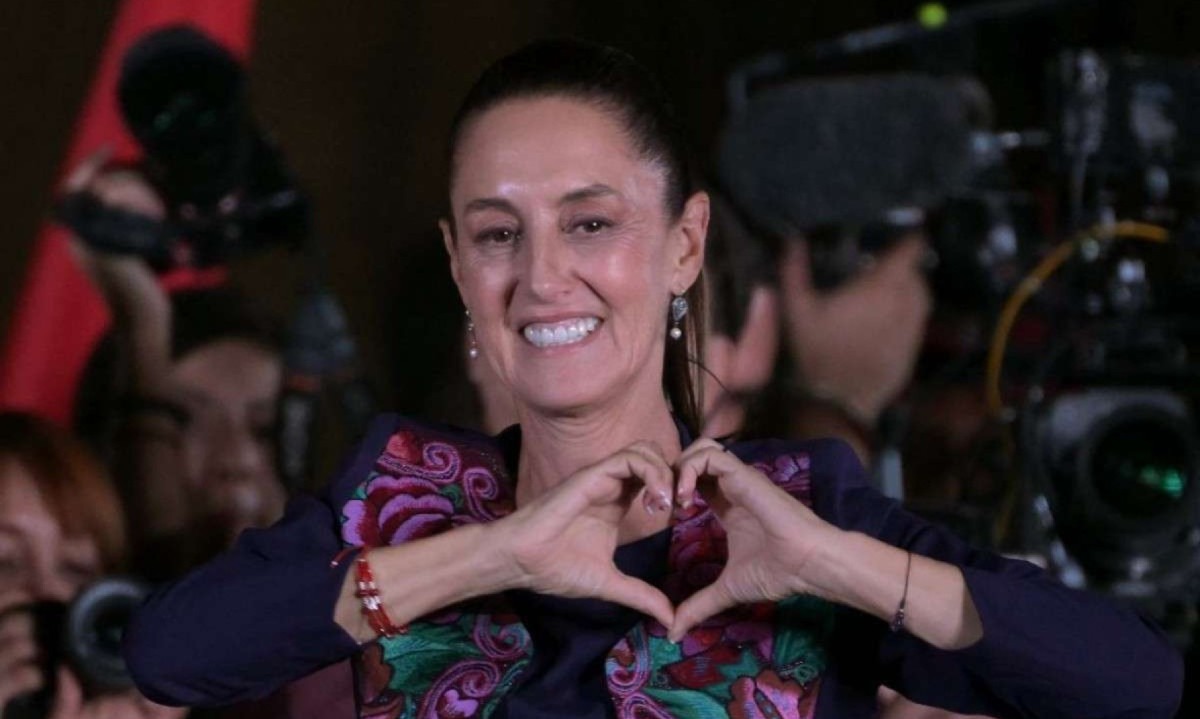 Claudia Sheinbaum sorri depois da vitória na eleição e faz coraçãozinho com as mãos
       -  (crédito: YURI CORTEZ / AFP)