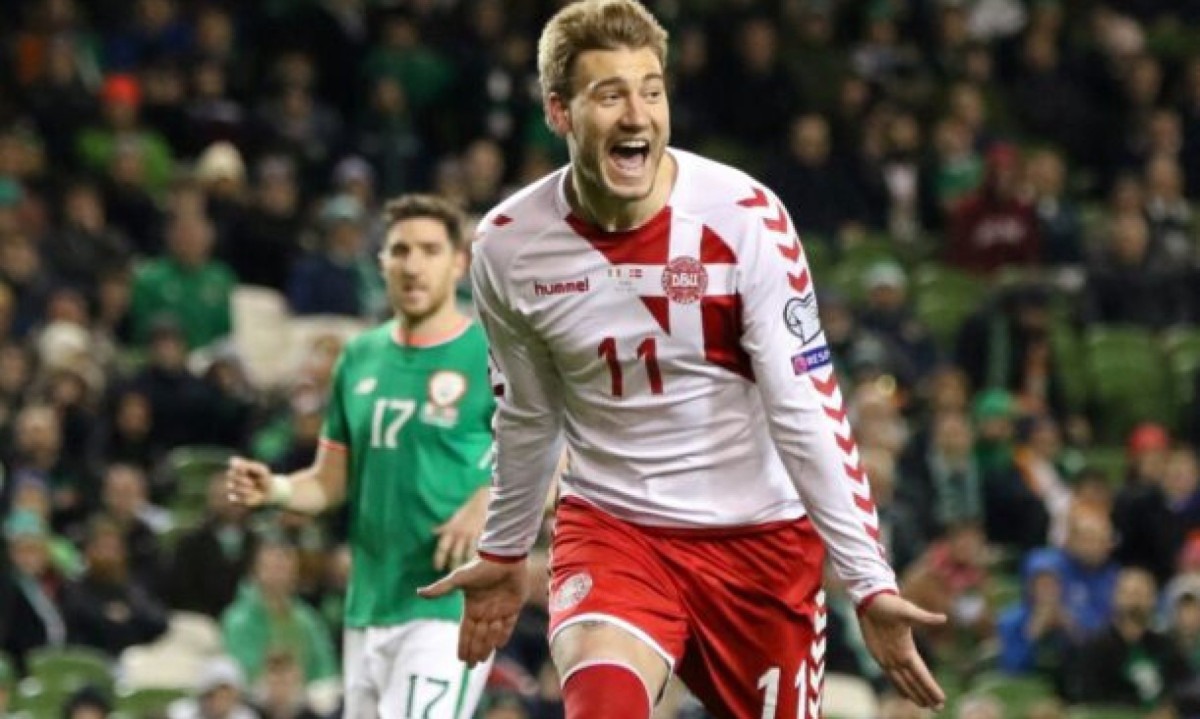  Denmark's striker Nicklas Bendtner celebrates after scoring their fifth goal from the penalty spot during the FIFA World Cup 2018 qualifying football match, second leg, between Republic of Ireland and Denmark at Aviva Stadium in Dublin on November 14, 2017. - Christian Eriksen scored a magnificent hat-trick to seal Denmark's place at next year's World Cup after a 5-1 win over the Republic of Ireland in their play-off second leg in Dublin. (Photo by Paul FAITH / AFP)
       -  (crédito:  AFP)