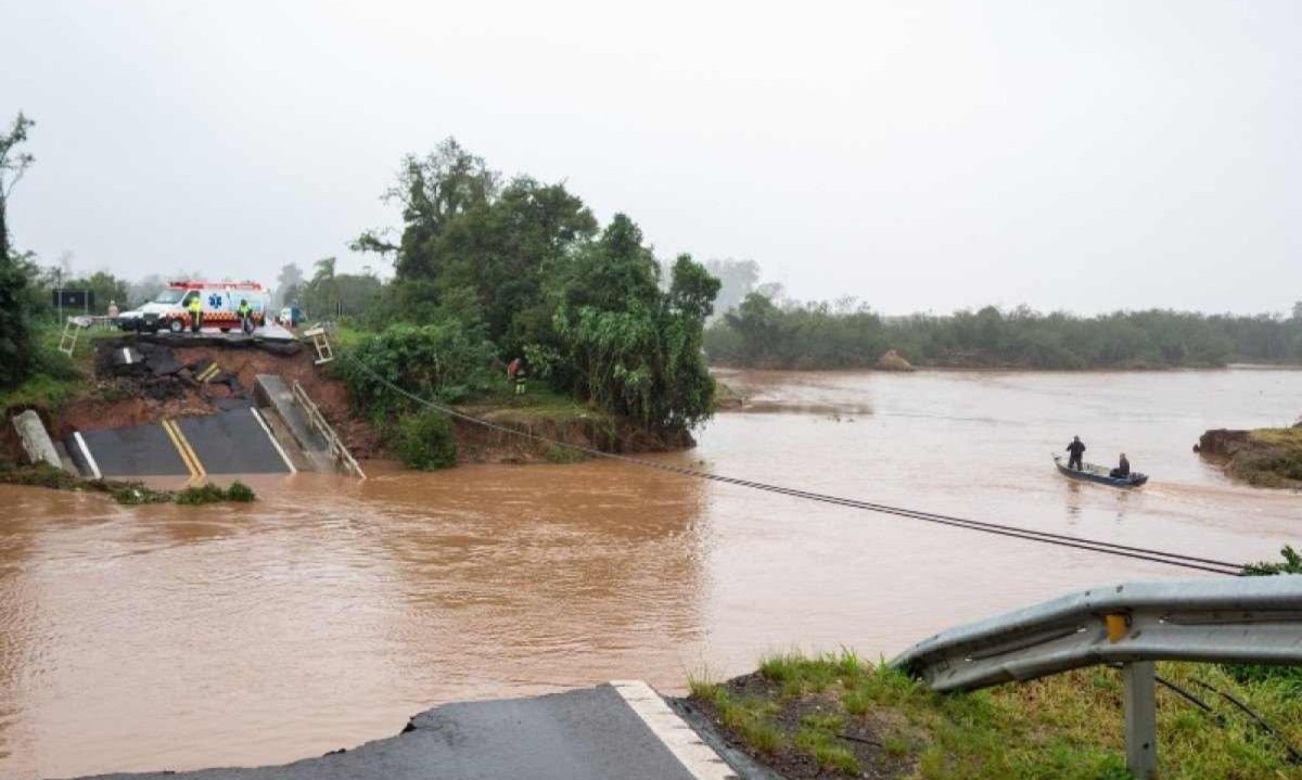 Chuvas destruíram pontes, o que isolou a população de várias regiões
 -  (crédito: Mauricio Tonetto / Secom)