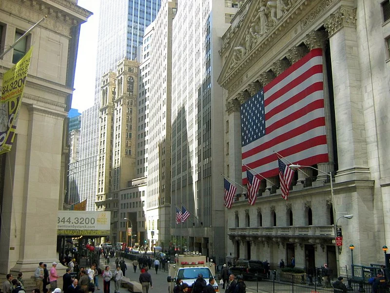 Manhattan também abriga Wall Street, onde está o mundialmente conhecido centro financeiro.  -  (crédito: Assembleia de Wall Street/Wikimedia Commons)