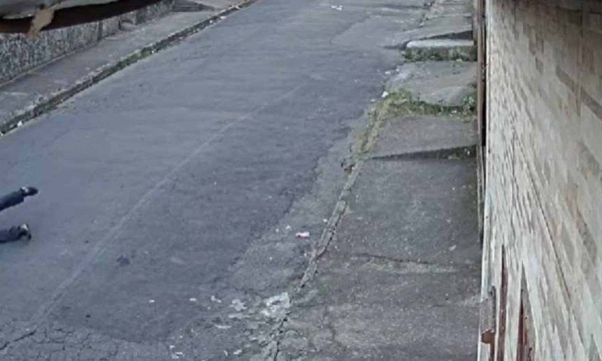 Vídeo registra o momento que o idoso cai no meio da rua e é atropelado -  (crédito: Reprodução)