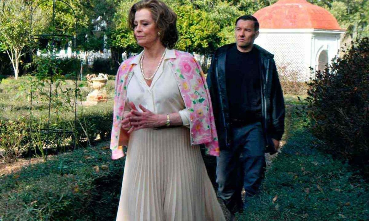 Joel Edgerton interpreta o jardineiro da casa de Norma (Sigourney Weaver), que lhe designa como aprendiz jovem parente de vida tumultuada -  (crédito: Pandora Filmes/Divulgação)