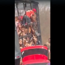 Carreta é furtada enquanto pega fogo na BR-365; vídeo mostra saqueadores - Rede de Noticias