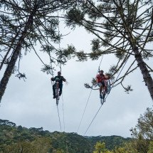 Aventura na Natureza: Visitantes percorrem tirolesa sobre bicicleta - Divulgação Natural Extremo 