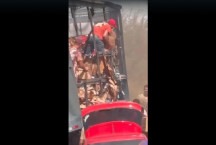 Carreta é furtada enquanto pega fogo na BR-365; vídeo mostra saqueadores