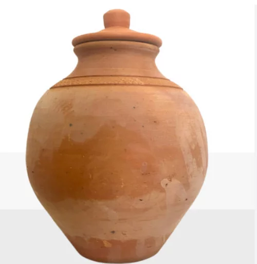 Matka, um pote de barro, é recurso tradicional para água fresca na Índia