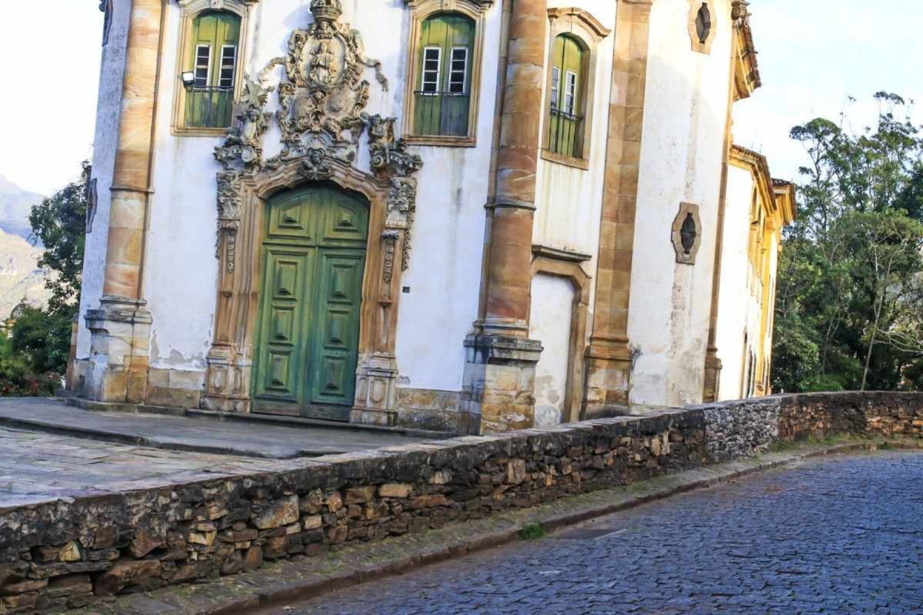 Muro de igreja em Minas é refeito depois de carro destruir em batida