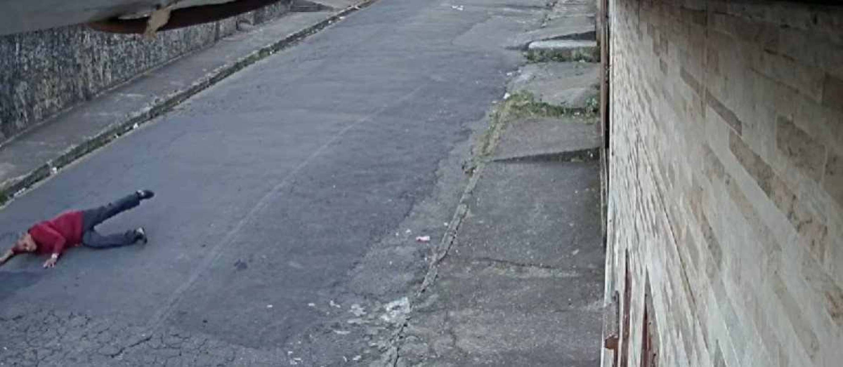 Idoso cai no meio da rua e morre atropelado por carro; veja o vídeo 