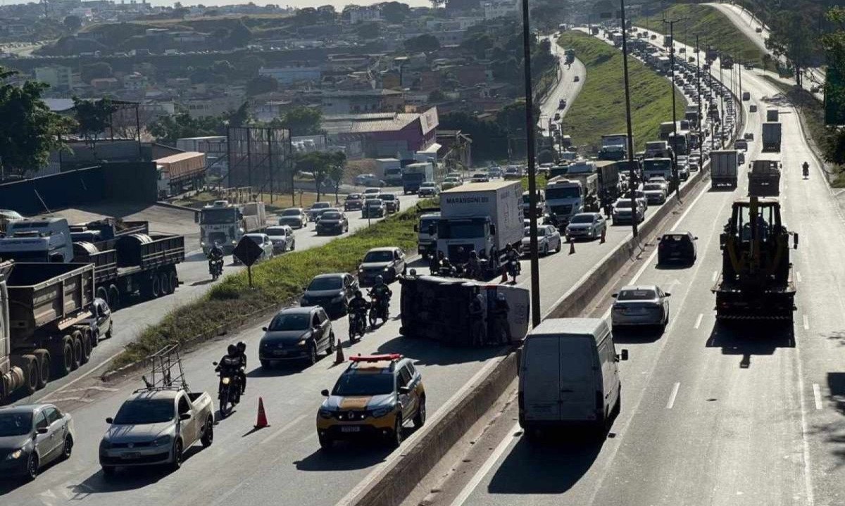 Acidente com van complica trânsito no Anel Rodoviário de Belo Horizonte -  (crédito: Edesio Ferreira/EM/D.A Press)