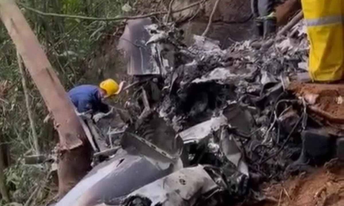 Destroços do aviao que caiu em Santa Catarina -  (crédito: Corpo de Bombeiros SC/divulgação)