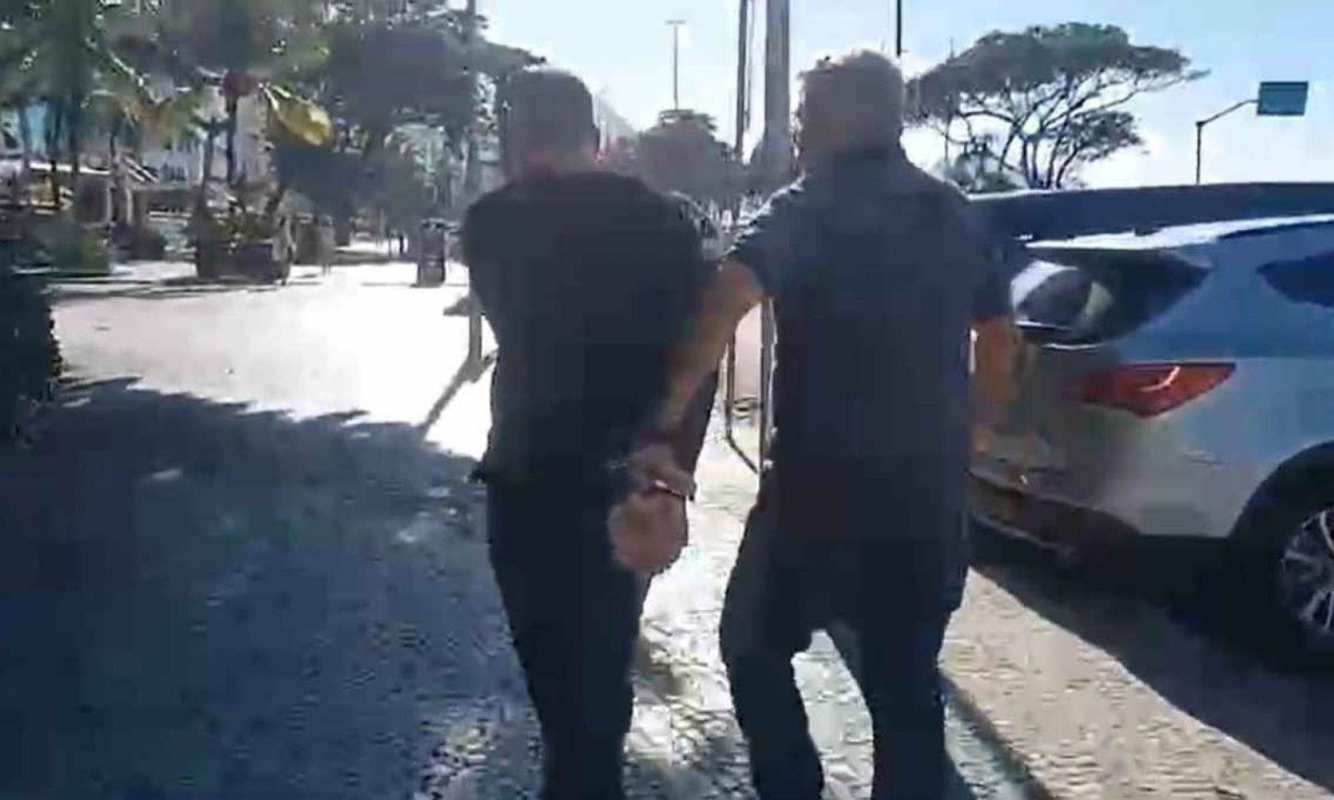 Suspeito, algemado, foi conduzido pelo calçadão de Copacabana, no Rio, por detetive da Polícia Civil -  (crédito: Reprodução/Redes sociais)