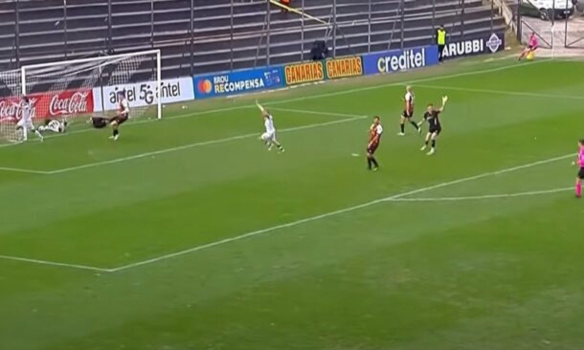 Tropeços, cachorro e gol contra: lances inusitados marcam partida do Campeonato Uruguaio - (crédito: No Ataque Internacional)