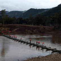 Enchente arranca ponte e ameaça sobrevivência de município no RS - Folhapress/Reprodução