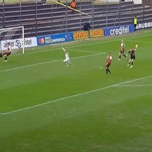 Tropeços, cachorro e gol contra: lances inusitados marcam partida do Campeonato Uruguaio - No Ataque Internacional