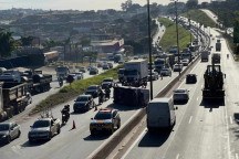 Acidente com van complica trânsito no Anel Rodoviário