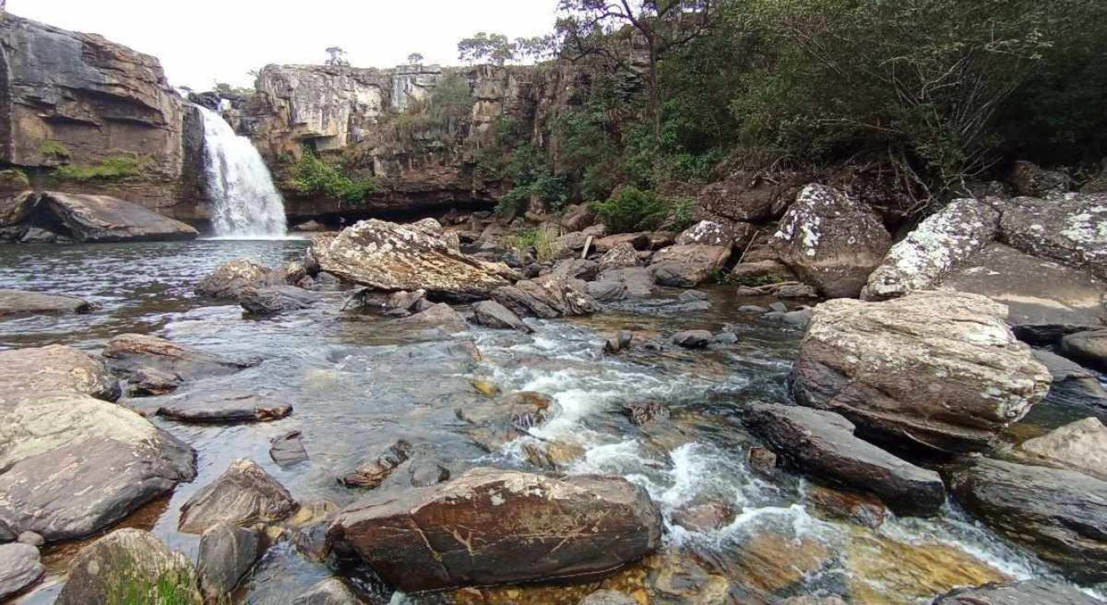 O acesso à Cachoeira Três Barras é feito por uma trilha de nível médio, que proporciona uma agradável caminhada 