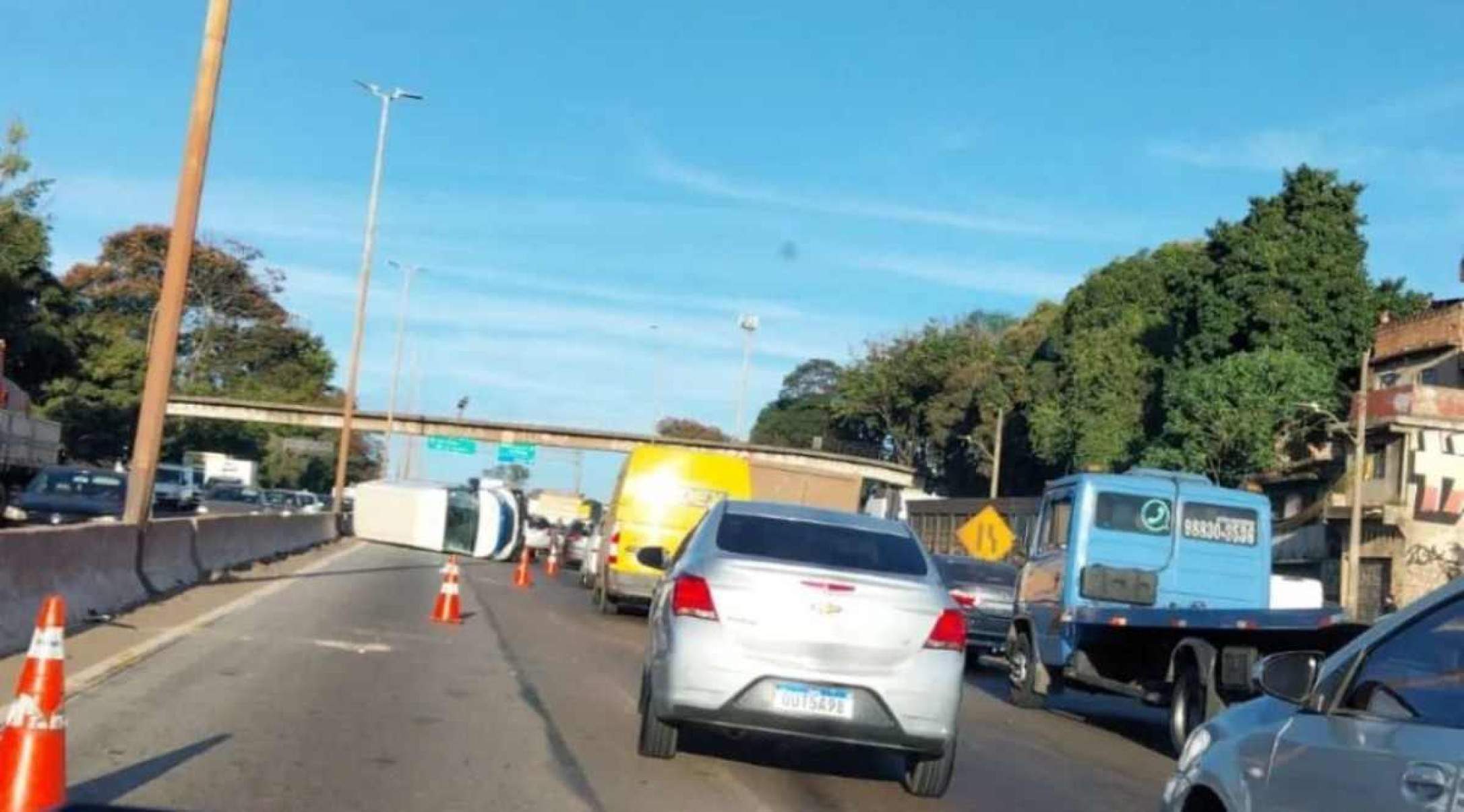 Acidente com van complica trânsito no Anel Rodoviário