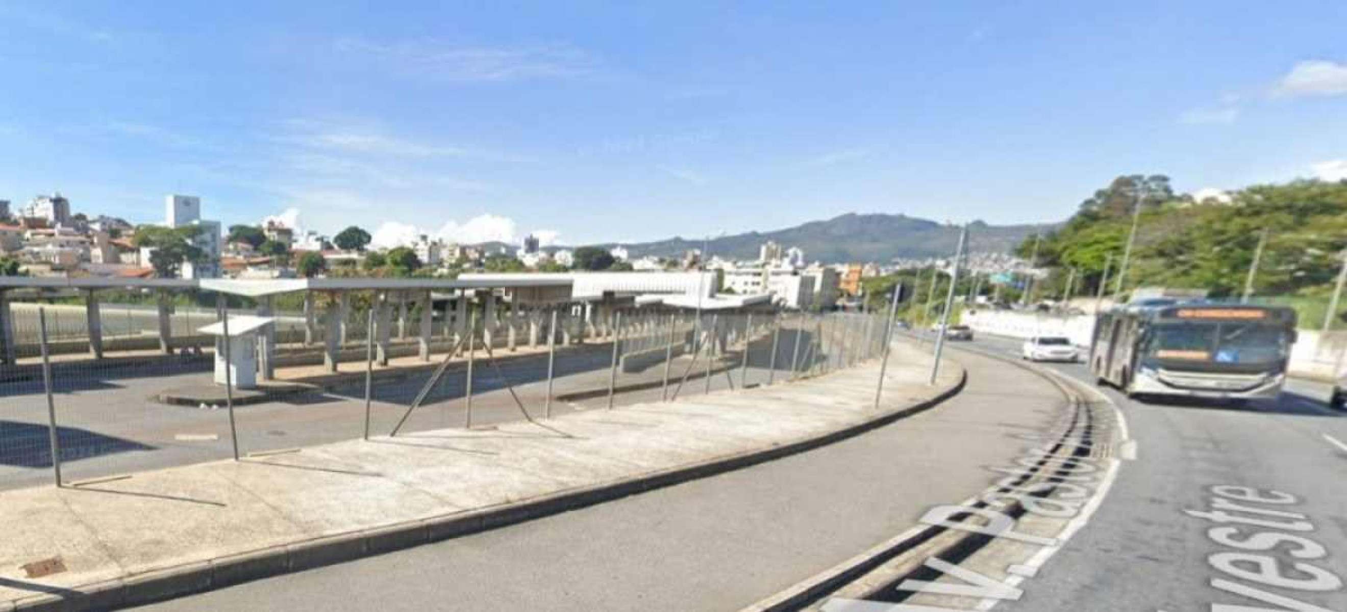 Homem morre após ser atropelado por ônibus em estação no Bairro Santa Inês