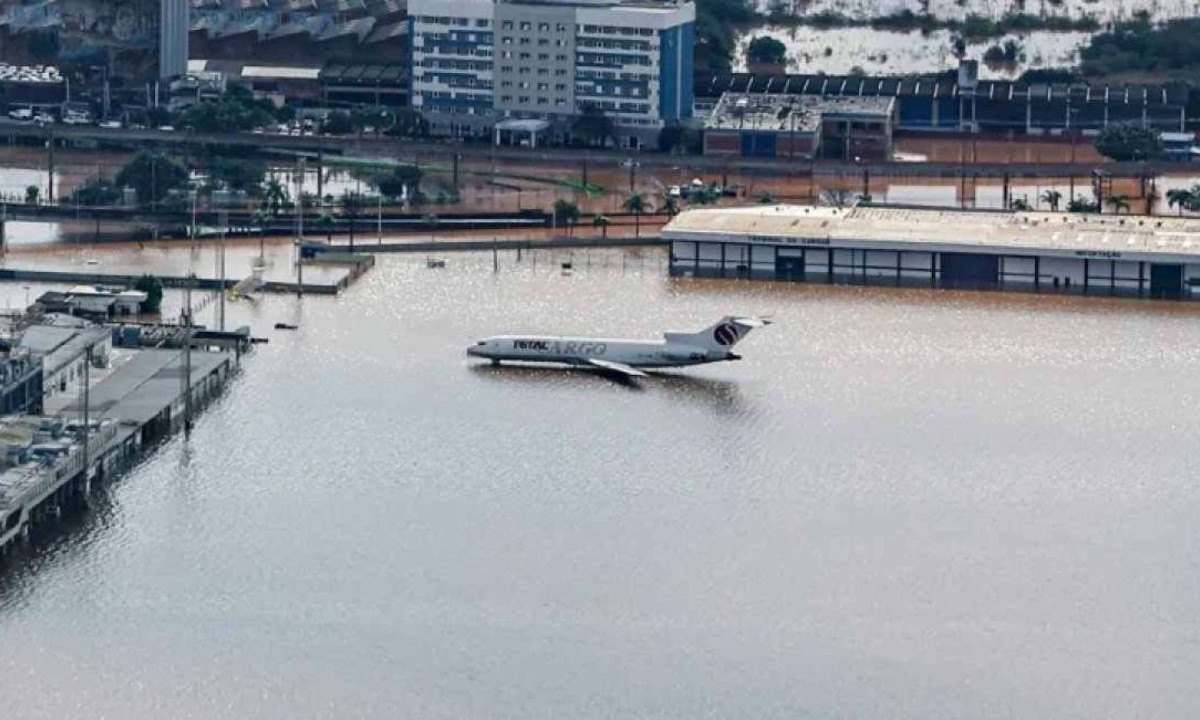 Aeroporto de Porto Alegre ficou alagado por um mês em virtude das enchentes históricas que atingiram o Rio Grande do Sul -  (crédito: Ricardo Stuckert/PR)
