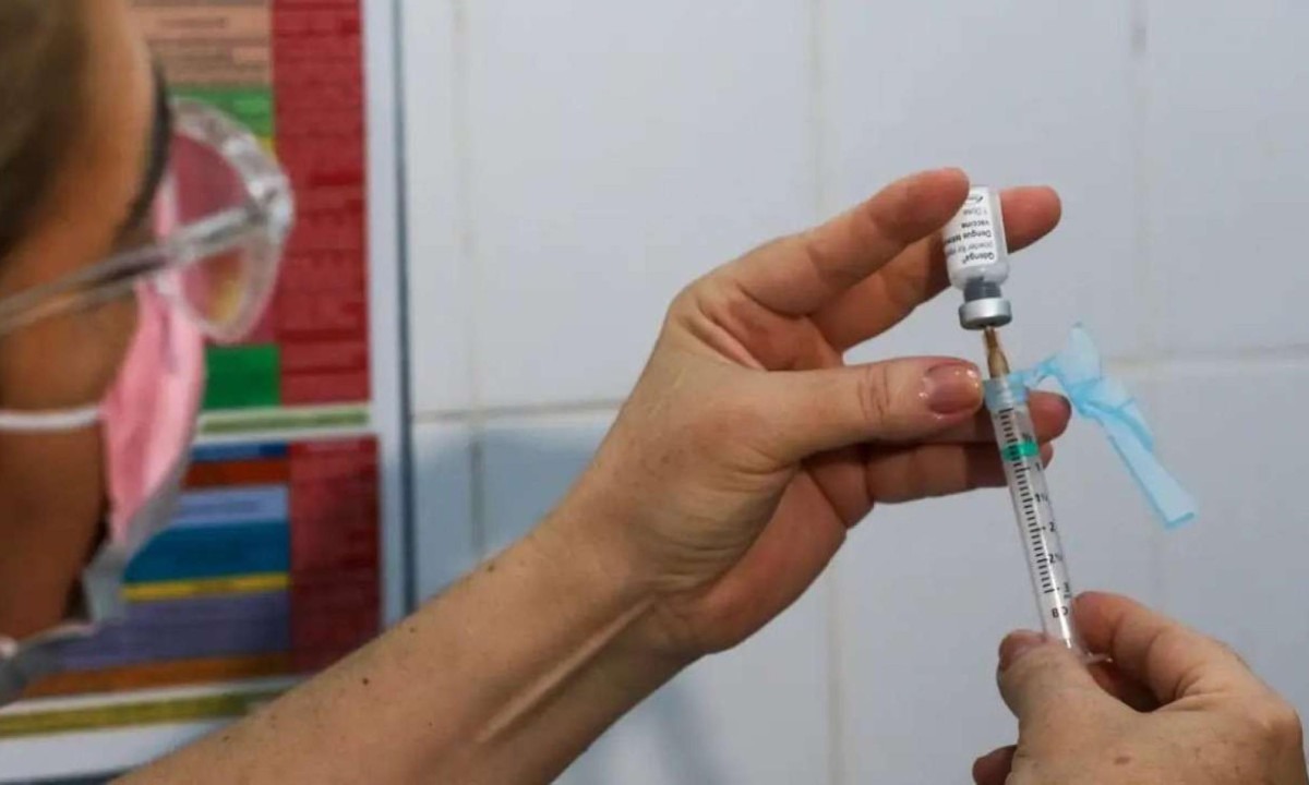O ministério conseguiu 6,5 milhões de vacinas da Qdenga compradas ou recebidas por doação em 2024, suficientes para imunizar 3,25 milhões de pessoas no ano em que o Brasil enfrenta a maior epidemia de dengue -  (crédito: Crédito: Fábio Rodrigues Pozzebom / Agência Brasil)