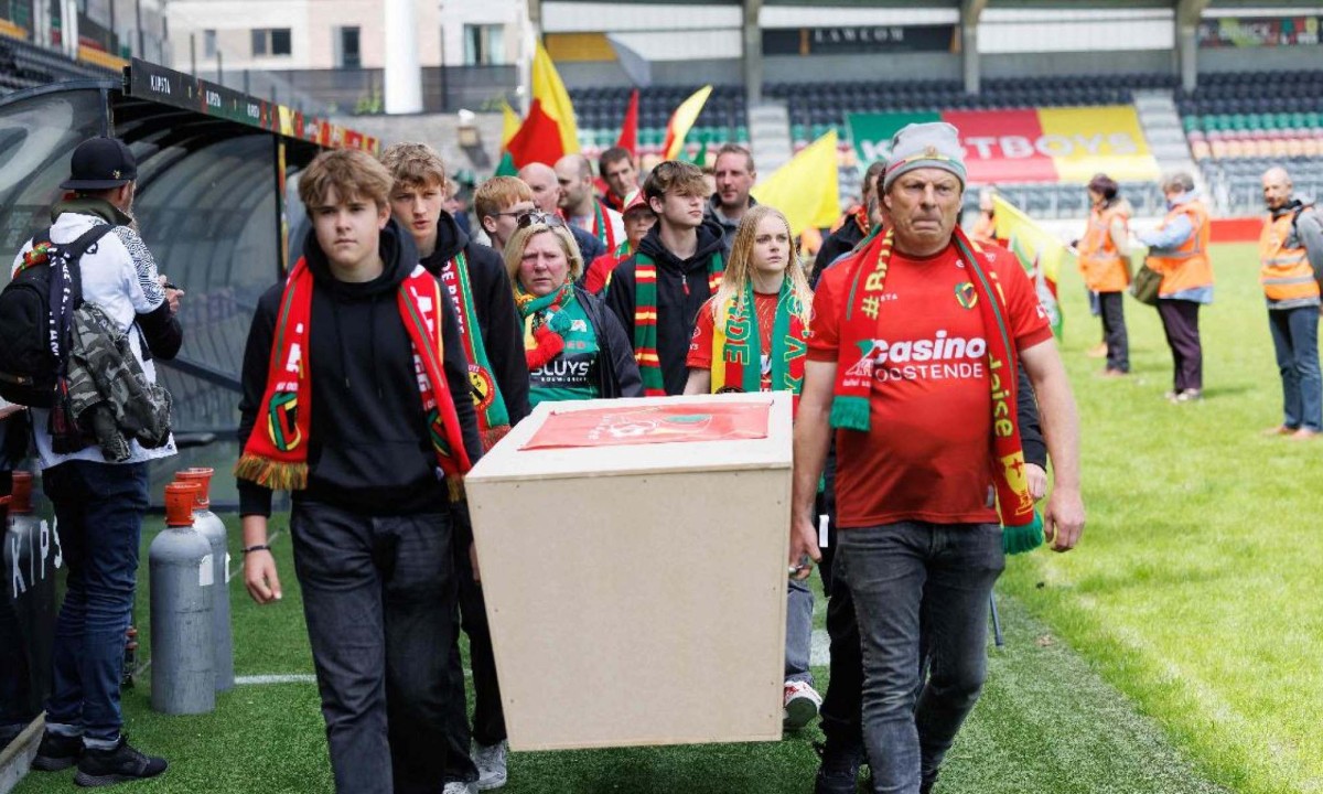 Clube faz ‘funeral’ com caixões e torcida no estádio após declarar falência -  (crédito: No Ataque Internacional)