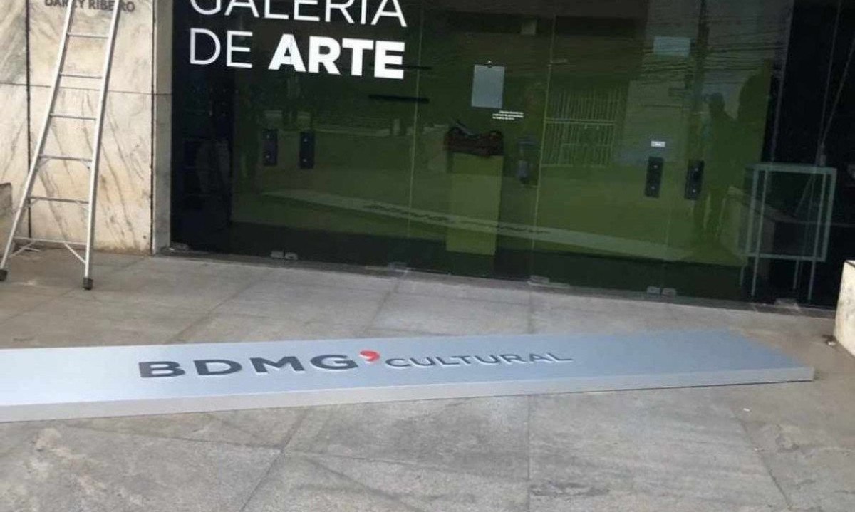 Placas do BDMG Cultural foram retiradas na manhã desta quarta-feira (5/6), na Rua Bernardo Guimarães -  (crédito: Reprodução/ Redes Sociais )