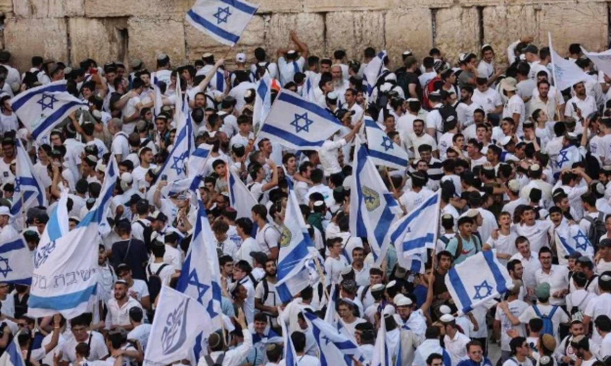 O desfile foi descrito por apoiadores como 'uma mensagem de desafio' aos inimigos de Israel e é visto como uma provocação por palestinos -  (crédito: Gil Cohen-Magen/AFP)