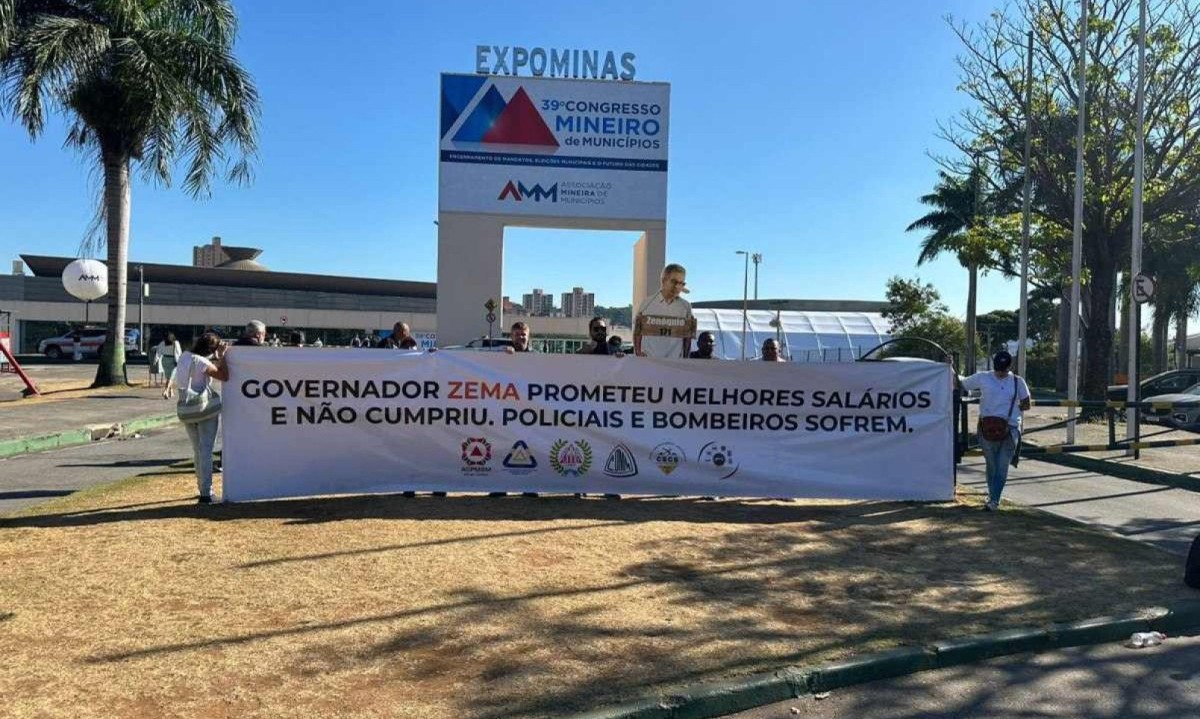 Servidores exibiram faixas contra o governador Romeu Zema nesta quarta-feira (5/6) -  (crédito: Sindpol/Divulgação)
