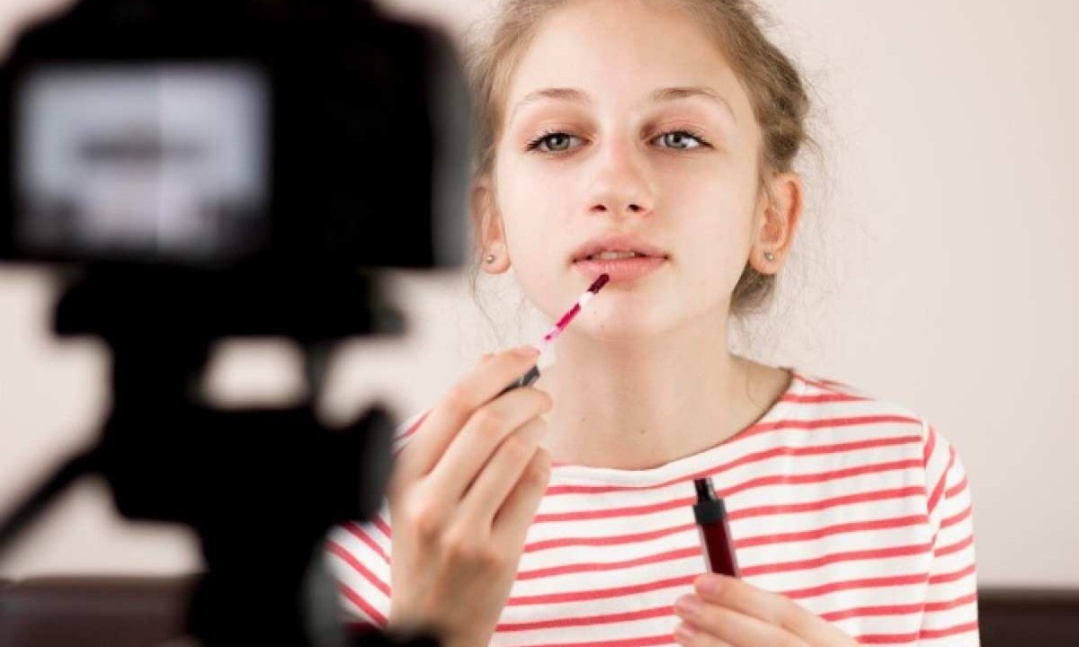 AlÃ©m de produtos de skin care, as adolescentes fazem vÃ­deos com a maquiagem do dia  -  (crédito: Freepik)