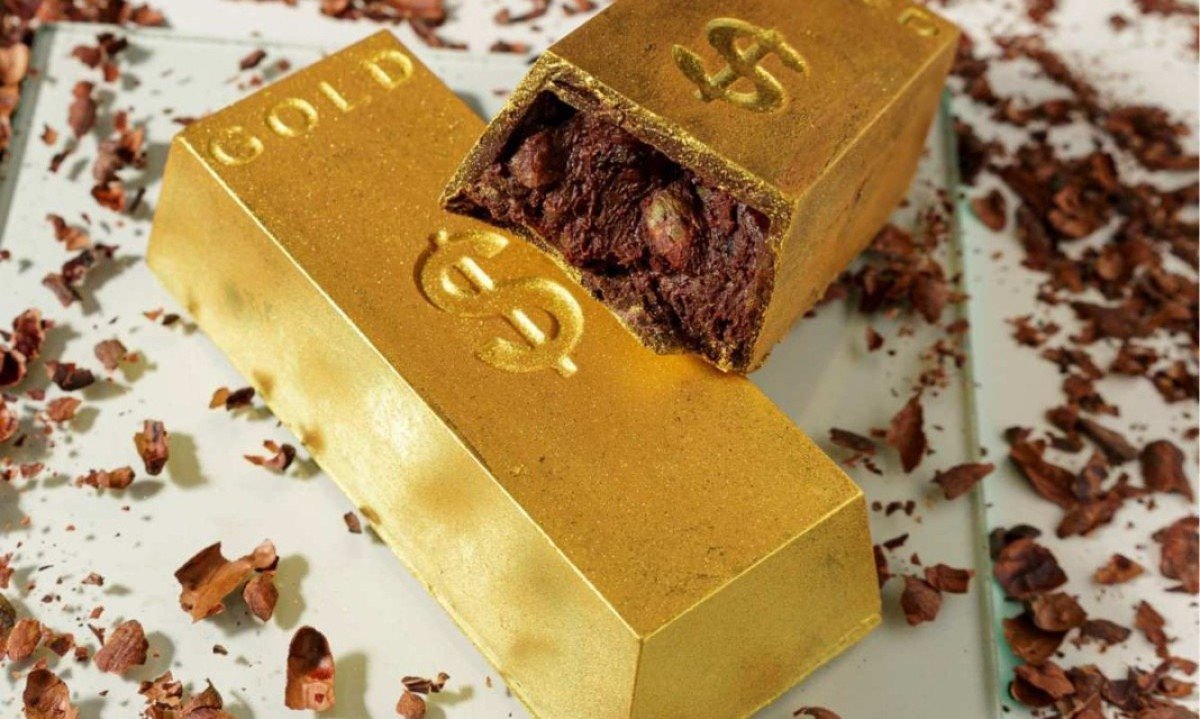 Terra do Chocolates apresenta a barra de ouro feita chocolate 45% cacau ao leite de coco, recheada com mousse de chocolate com maçã e mix de pistache - (crédito: Leandro Oliveira/Divulgação)