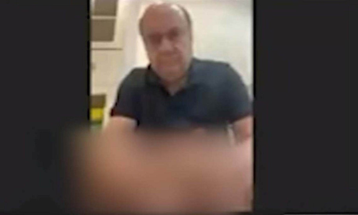 Vereador César Maia, de 77 anos, aparece em vídeo sentado no vaso sanitário durante discussão de projeto de lei -  (crédito: Reprodução/Câmara do Rio)