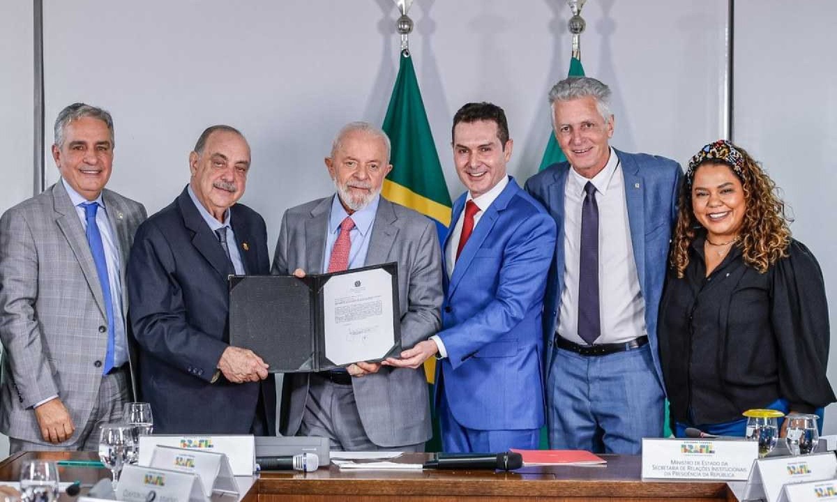 Prefeito de Belo Horizonte, Fuad Noman (PSD) se encontrou com o presidente Luiz Inácio Lula da Silva em evento que garantiu recursos para obras de encostas -  (crédito: Ricardo Stuckert / PR)