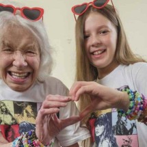 Fã de Taylor Swift presenteia idosos de asilo com pulseiras da amizade - Arquivo Pessoal