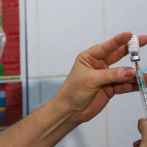 Fiocruz diz operar no limite e que não consegue atender demanda por vacina da dengue - Crédito: Fábio Rodrigues Pozzebom / Agência Brasil