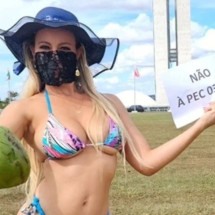 Funkeira protesta de biquíni em frente ao Congresso contra PEC das Praias - Reprodução/Instagram @mcbandiida