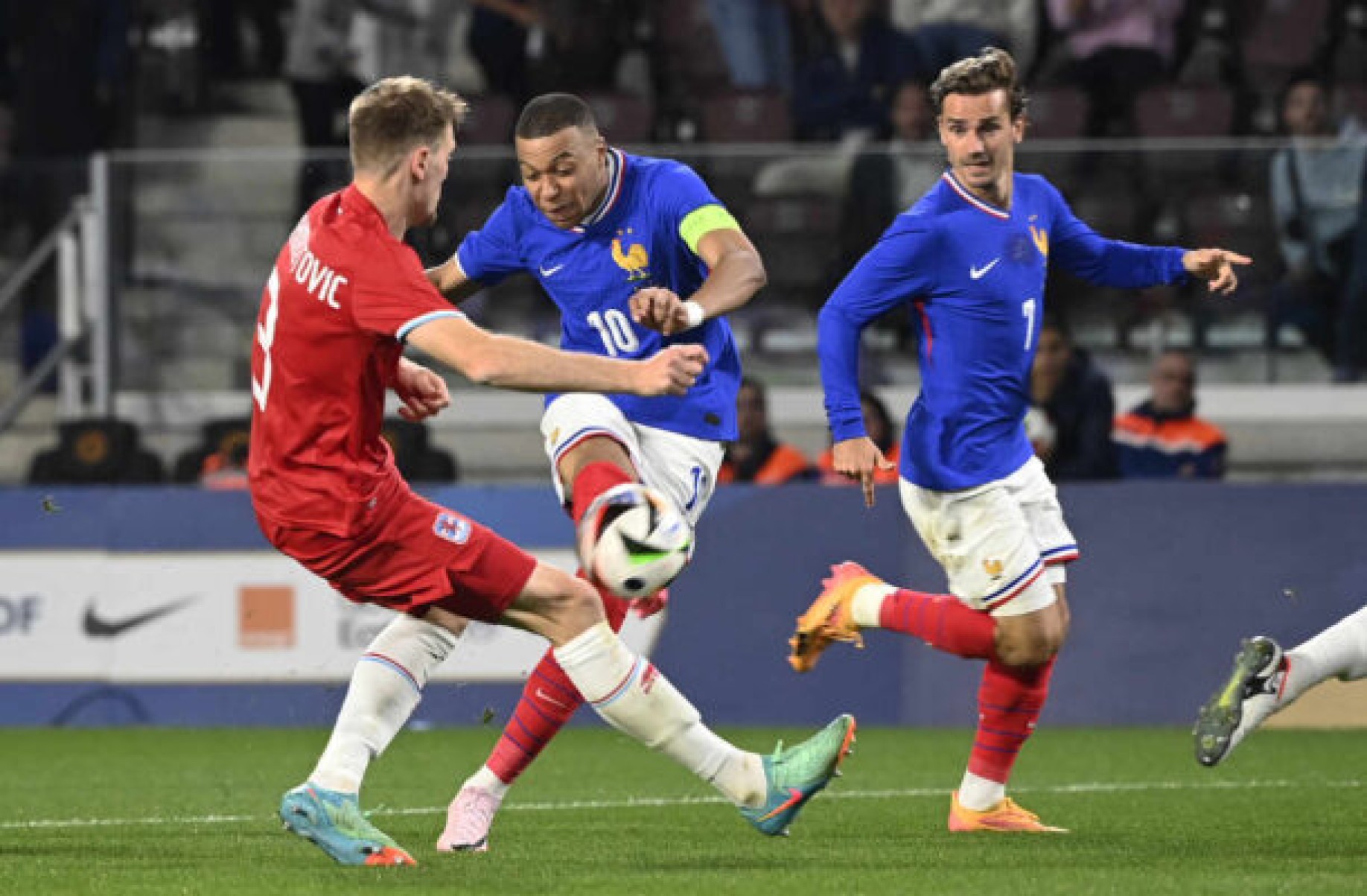 França vence Luxemburgo com gol e assistência de Mbappé