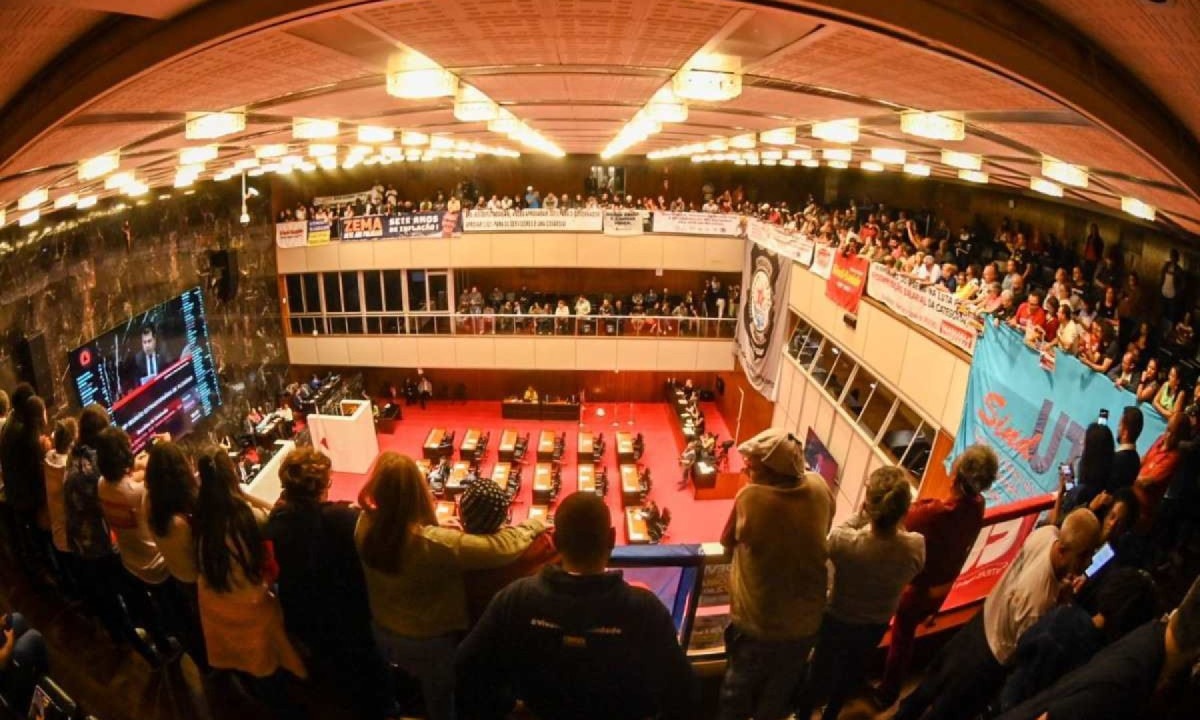 Servidores lotaram a Assembleia para pressionar por um reajuste maior do que 4,62% -  (crédito: Leandro Couri/EM/D.A Press)