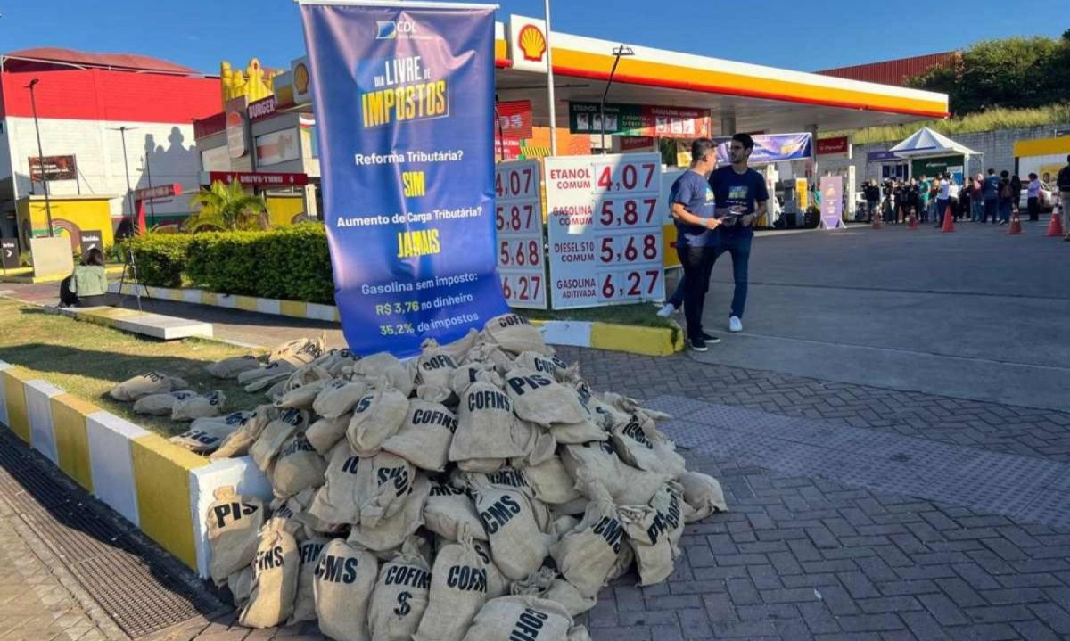 V&aacute;rios motoristas aproveitaram o dia para encher o tanque do ve&iacute;culo -  (crédito: Ed&eacute;sio Ferreira/EM/D.A.Press)