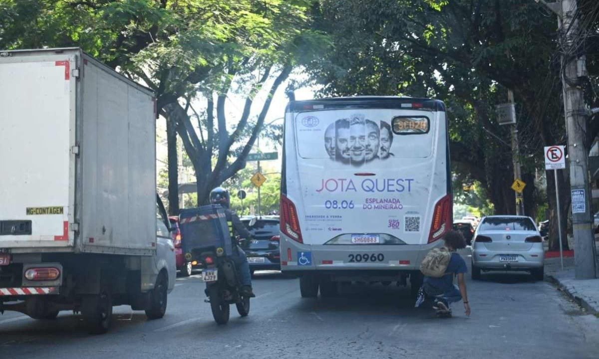 Skatista segurando em ônibus de BH para pegar carona -  (crédito: Leandro Couri/EM.D.A.Press)