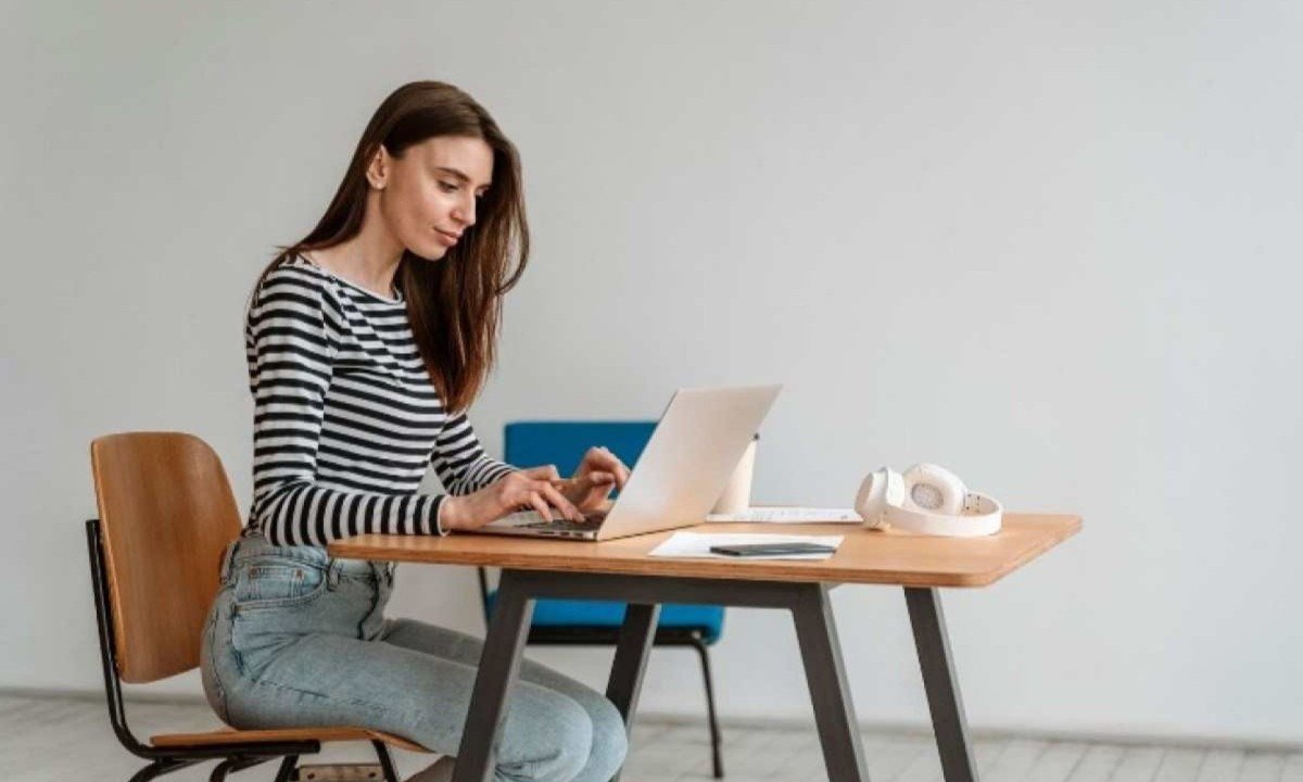 O trabalho remoto se tornou uma prática comum, sendo executado no home office ou coworking -  (crédito: Freepik)