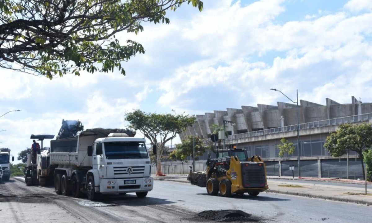 InterdiÃ§Ã£o das avenidas Coronel Oscar Paschoal e Presidente Carlos Luz para a realizaÃ§Ã£o de obras de retirada do canteiro central, frenagem e recapeamentoÂ asfÃ¡ltico -  (crédito: Gladyston Rodrigues/EM)
