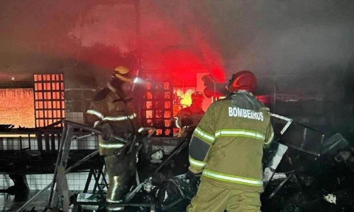 Bombeiros gastaram mais de oito mil litros de água para controlar incêndio em escola municipal de Pouso Alegre -  (crédito: CBMMG)