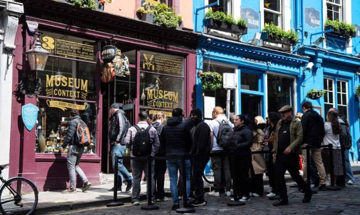 Turistas esperam para entrar em uma loja de mercadorias de Harry Potter na Victoria Street, considerada a inspiração para o Beco Diagonal nos livros de Harry Potter, em Edimburgo, na Escócia -  (crédito:  Andy Buchanan / AFP)