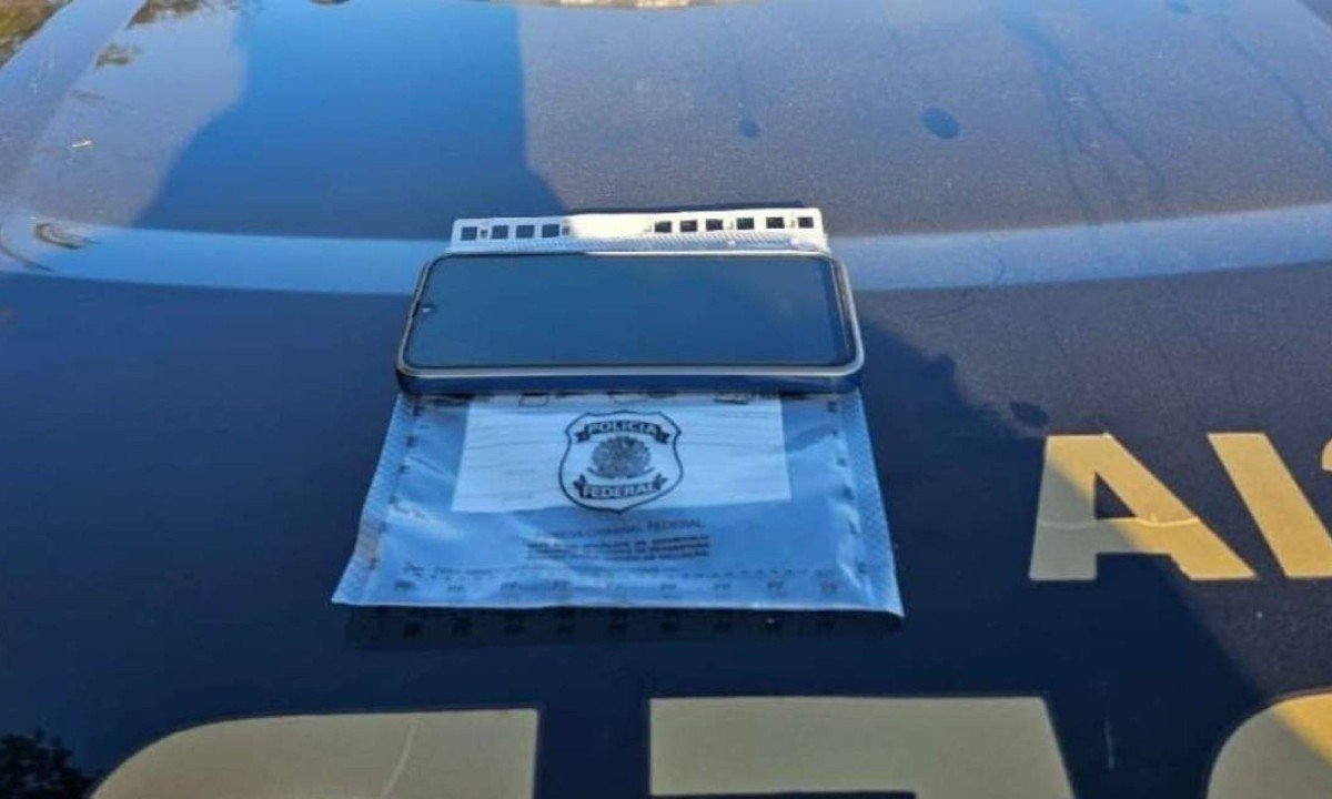 Polícia Federal apreendeu celular que será periciado para verificar se existem outras pessoas que participaram das ameaças -  (crédito: PF/Divulgação)