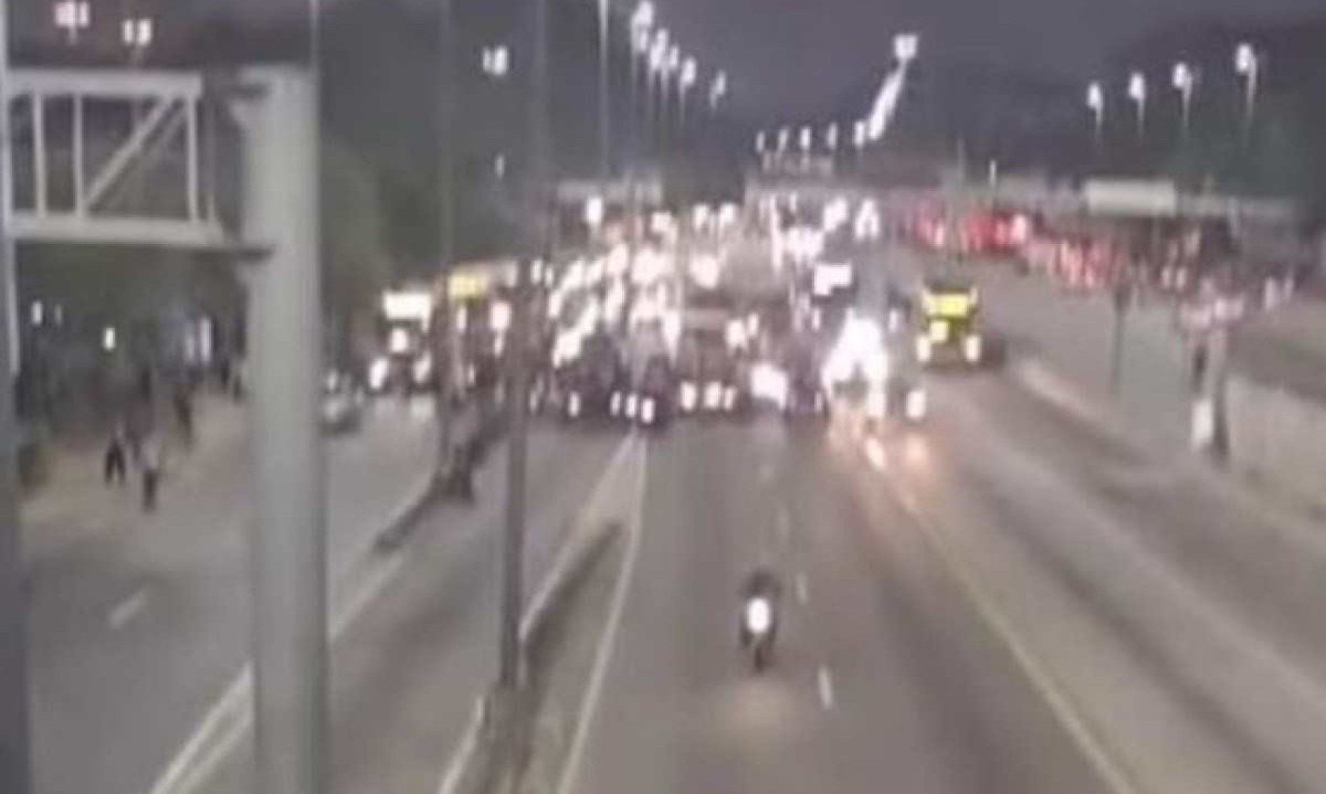 Trânsito ficou interrompido no local do crime, na Avenida Brasil, no Rio -  (crédito: Câmera de segurança/Prefeitura do RJ)