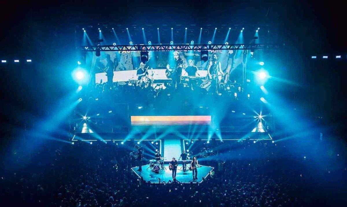 A estrutura da turnê para arenas ganhou palco maior, com mais passarelas para aproximar a banda do público e novos efeitos especiais -  (crédito: raphael garcia/divulgação)